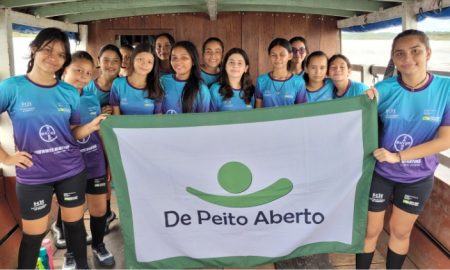 Um projeto social de incentivo ao esporte vem transformando a realidade de crianças e adolescentes em comunidades da região amazônica. Trata-se do projeto Esporte na Cidade, iniciativa da Instituição De Peito Aberto, que em 2023 completou 13 anos de atividades em cidades do estado do Pará. Desenvolvido por meio da Lei Federal de Incentivo ao Esporte com o patrocínio de grandes empresas e apoio de prefeituras da região, o Esporte na Cidade promove atividades e apresentações em escolas públicas e espaços esportivos para a iniciação de crianças em esportes como basquete, judô, vôlei, futebol, entre outras modalidades. Terra Santa, Porto Trombetas (comunidades quilombolas de Moura e Boa Vista), Faro, Canaã dos Carajás e Curionópolis são algumas das cidades beneficiadas pelo projeto, que atende mais de 500 crianças por ano. Entre as atividades realizadas, estão palestras sobre a preservação do meio ambiente e oficinas temáticas voltadas para a sustentabilidade, como a prática de reutilização de materiais. “O nosso objetivo é aproveitar a experiência local para ampliar a atuação em outras comunidades da região. Os 13 anos de atuação permitem apresentar alguns resultados. A educação ambiental, por exemplo, é fundamental para a preservação local. Já as atividades transformaram a realidade de muitas crianças", explica Wenceslau Madeira, diretor e co-fundador da De Peito Aberto. Em Terra Santa, o Projeto Esporte na Cidade desenvolve atividades no município desde 2010. Ao todo, já são mais de 5 mil crianças e adolescentes beneficiados pela iniciativa. Na atual edição, são ofertadas aulas gratuitas de iniciação esportiva (basquete, handebol, futsal e voleibol) no Ginásio Bráulio Nelson da Conceição. Agora em maio, o ginásio foi palco do Festival de Handebol para meninas e meninos do projeto das categorias sub-13, sub-15 e sub-16. Também neste mês, os municípios de Curionópolis e Canaã dos Carajás receberam a Copinha de Esportes Escolar, que reuniu 840 alunos atendidos pelo projeto, com idade entre 7 e 16 anos, Ao todo, 60 equipes de futsal disputaram a competição, sendo 30 em cada município. Desde 2010 na De Peito Aberto, a história da professora de educação física Simone Rego se mistura com a iniciativa da Instituição. “Assim que me formei, eu vim trabalhar para a De Peito Aberto aqui no município de Terra Santa. Como já estou há 13 anos no projeto, a minha maior alegria é ver a transformação nos meus primeiros alunos que já estão formados e inclusos no mercado de trabalho”, contou. Simone também é referência para os alunos do projeto. Para Maria Clara, que chegou à De Peito Aberto graças ao convite da professora, o projeto a encoraja a seguir no esporte. “Eu vejo a professora tão boa nos esportes, isso mostra que posso ser igual a ela. O projeto veio na minha vida na melhor hora porque eu não tinha espaço para praticar vôlei.” Além do Esporte na Cidade, a instituição tem outros projetos espalhados pelo Brasil. Minas Gerais, Bahia e Pará são os estados atendidos pela instituição, que, nos próximos anos, pretende ampliar sua atuação pelo país. A De Peito Aberto possui mais de 100 colaboradores distribuídos entre os escritórios de Minas Gerais (Belo Horizonte), Bahia (Lauro de Freitas) e Pará (Barcarena). As inscrições para os projetos da De Peito Aberto são divulgadas nas redes sociais e no site da instituição: depeitoaberto.org.br/. Sobre a De Peito Aberto A De Peito Aberto (DPA) é uma organização social criada com o objetivo de contribuir para o esporte, educação, saúde e cultura para pessoas em situação de vulnerabilidade social e econômica ao redor de todo o país. A instituição se destaca pela experiência em planejar e executar projetos em parceria com gestores públicos e privados, tendo como principal diferencial a excelência pedagógica e metodológica oferecida às pessoas impactadas pelas iniciativas. Com mais de 15 anos de história, a instituição idealizada por atletas e entusiastas do esporte já beneficiou mais de 50 mil crianças e adolescentes. Esporte na Cidade, Oportunidade Através do Esporte, Educar com Cultura, Superação, Educa Surf, Educa Skate, Breaking Olímpico e Esporte na Cidade Norte e Nordeste são alguns dos projetos realizados pela instituição via Lei Federal de Incentivo ao Esporte e com o apoio de parceiros privados, entre eles Vallourec, Pirelli, Tívoli, Braskem, Iveco, Grupo CNH, Tecnobank, White Martins, MRN, Vale, entre outras. A DPA possui também conhecimento em projetos com verba direta. É o caso do Trilhando Caminhos, que beneficia crianças, jovens e adultos no município de Barcarena, no Pará. A iniciativa conta com aporte da Hydro. Em 2021, o projeto Esporte na Cidade – Núcleo Salvador foi um dos vencedores do Prêmio de Serviço Público das Nações Unidas 2021, na categoria “Promoção de serviços públicos com perspectivas de gênero para alcançar os Objetivos do Desenvolvimento Sustentável (ODS)”. A instituição possui mais de 100 colaboradores distribuídos entre os escritórios de Minas Gerais (Belo Horizonte), Bahia (Lauro de Freitas) e Pará (Barcarena).