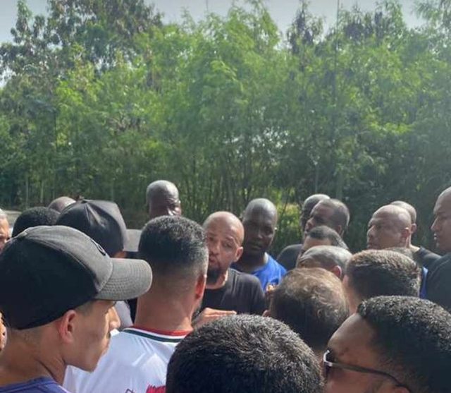 Felipe Melo conversa com torcedores do Fluminense (Foto: Reprodução)