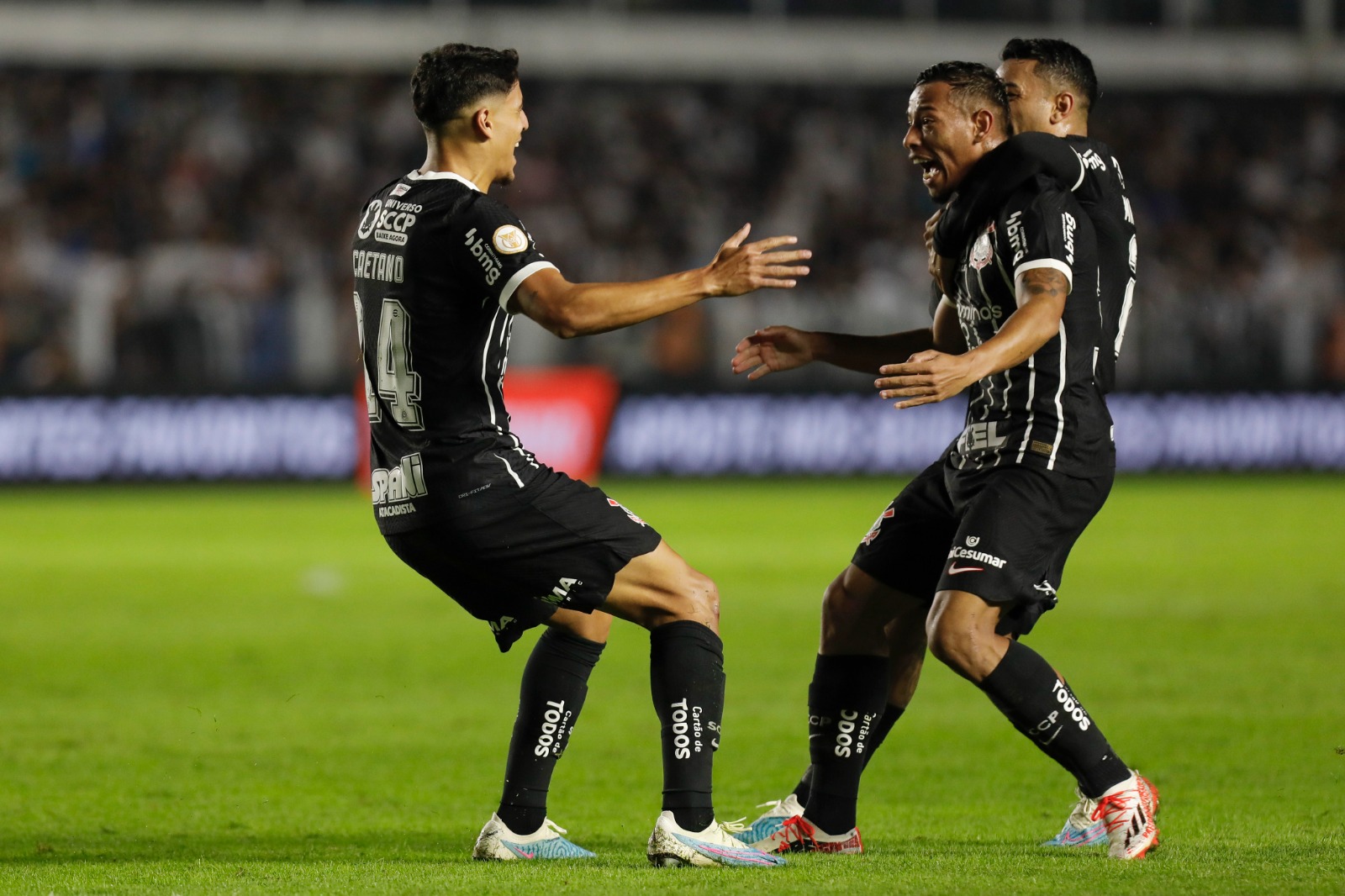 Jogadores do Corinthians comemoram gol na Vila Belmiro (Foto: Ricardo Moreira / Getty Images)
