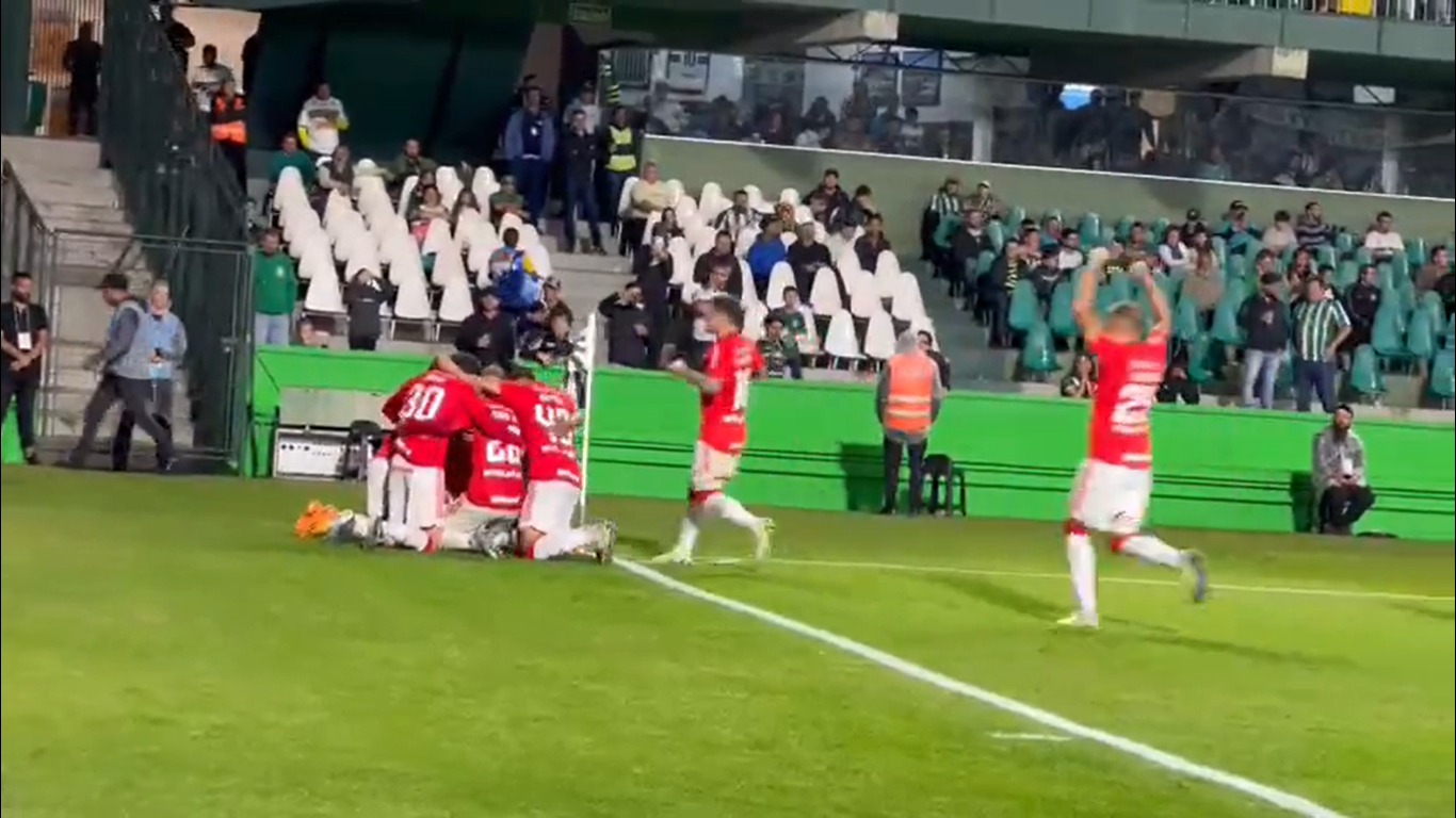 Internacional comemora gol contra o Coritiba - (Foto: Reprodução / Internacional)