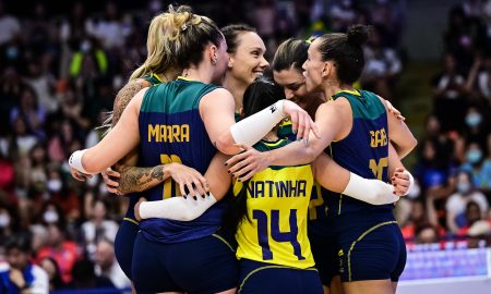 Brasil comemorando vitória contra Itália (Foto: Divulgação/FIVB)