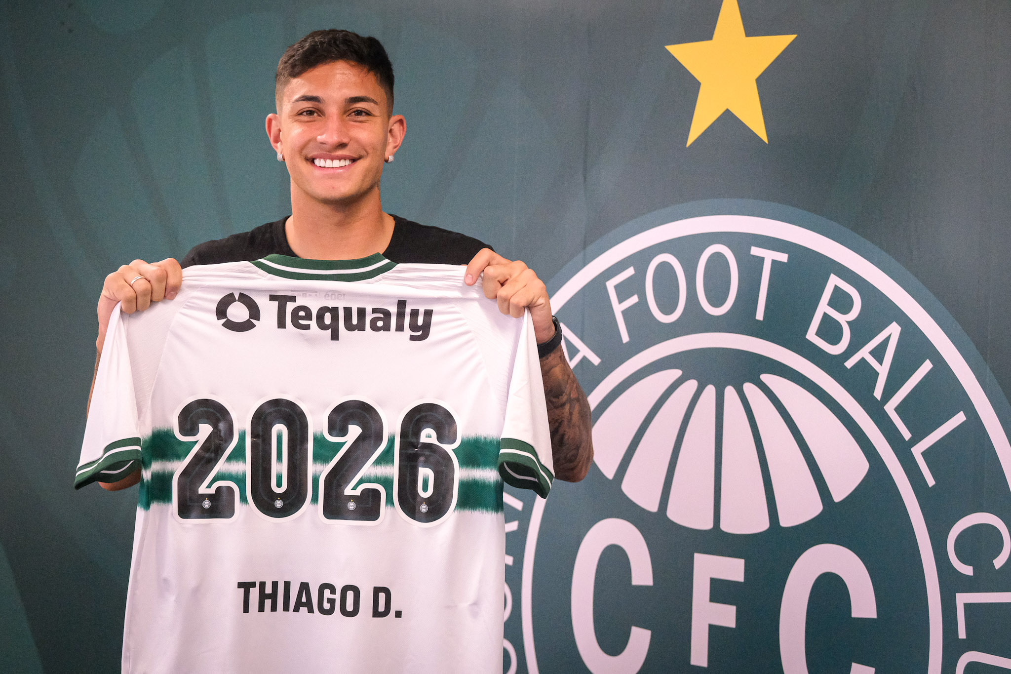 Thiago Dombroski renova com o Coritiba até 2026 (Foto: Divulgação/Coritiba)