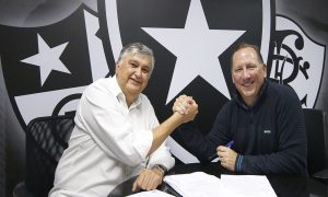 John Textor e Durcesio Melo apertam as mãos. (Foto: Vítor Silva/Botafogo)