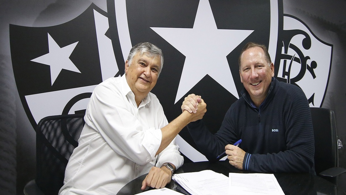 John Textor e Durcesio Melo apertam as mãos. (Foto: Vítor Silva/Botafogo)