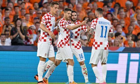 Jogadores da Croácia comemoram gol contra a Holanda.