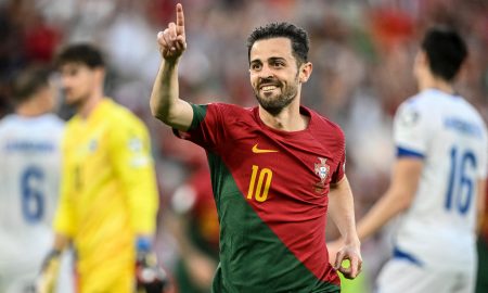 Bernardo Silva comemora o primeiro gol de Portugal (Foto: PATRICIA DE MELO MOREIRA/AFP via Getty Images)