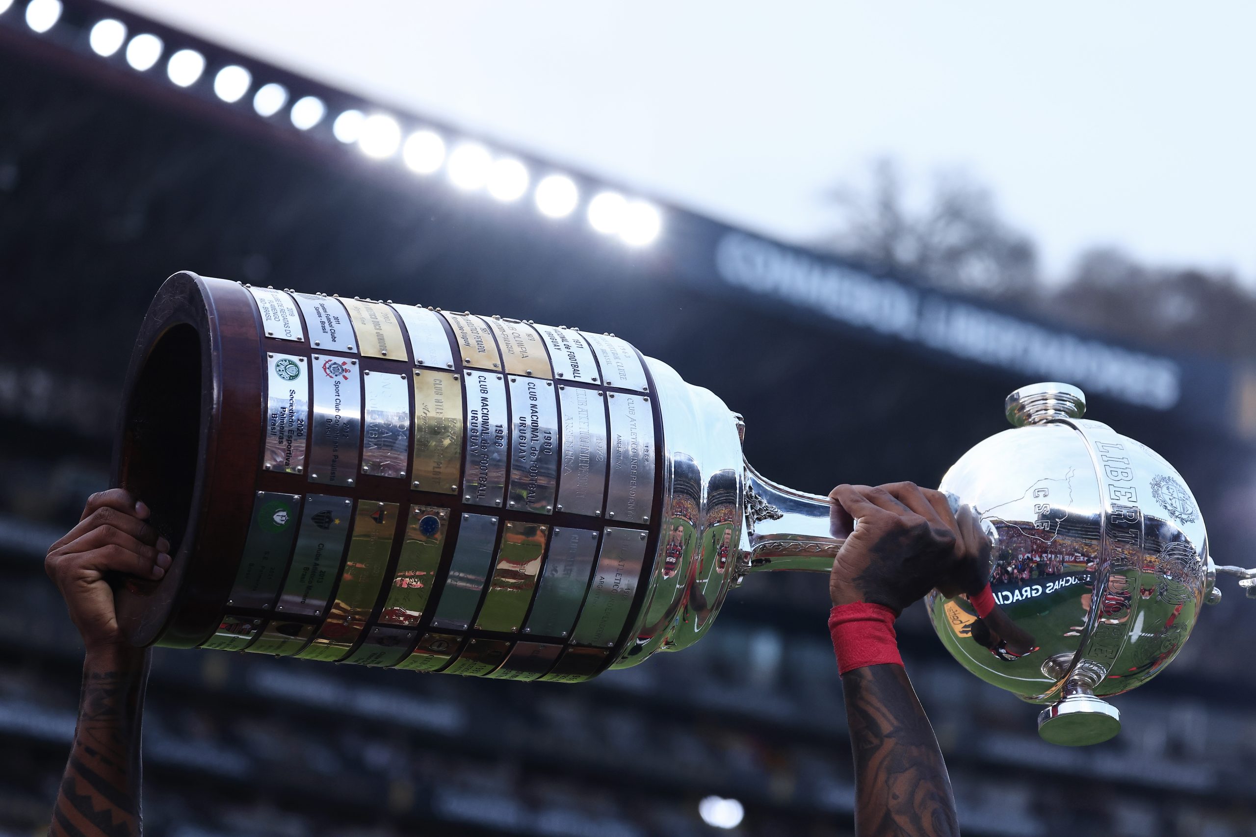 Taça da Conmebol Libertadores erguida pelo Flamengo em 2022 (Photo by Franklin Jacome/Getty Images)