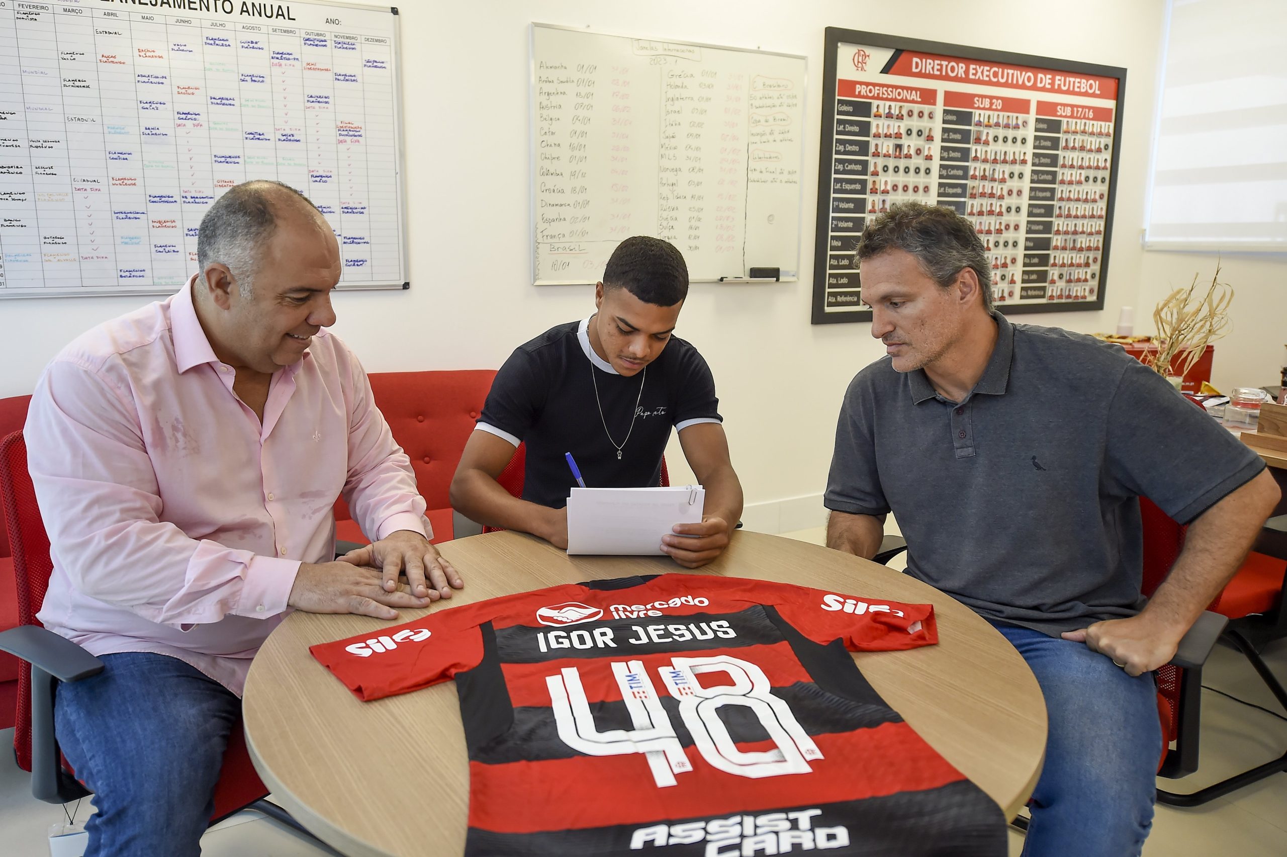 Flamengo renova contrato de Igor Jesus até o final de 2025