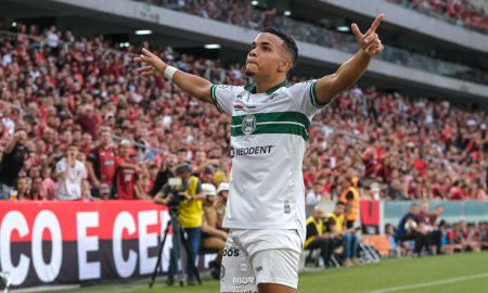Kaio César comemora gol em Athletiba (Foto: Divulgação/Coritiba)
