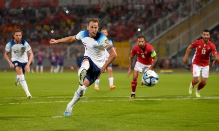 Harry Kane cobra pênalti e marca mais um para a Inglaterra. (Foto: Mike Hewitt/Getty Images)