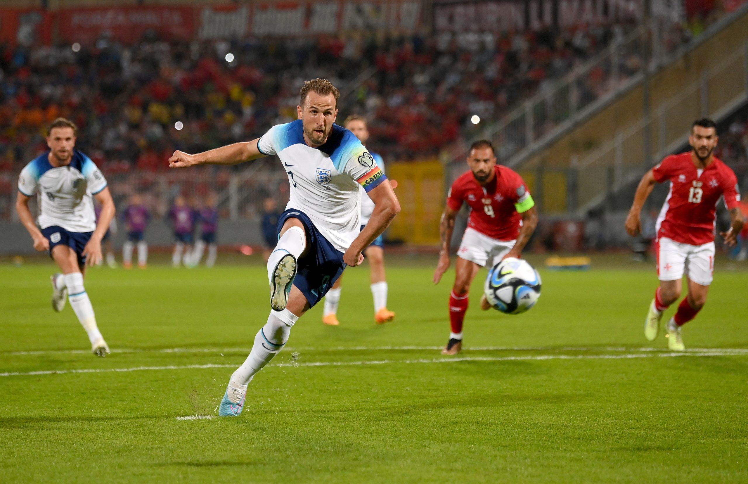 Harry Kane cobra pênalti e marca mais um para a Inglaterra. (Foto: Mike Hewitt/Getty Images)