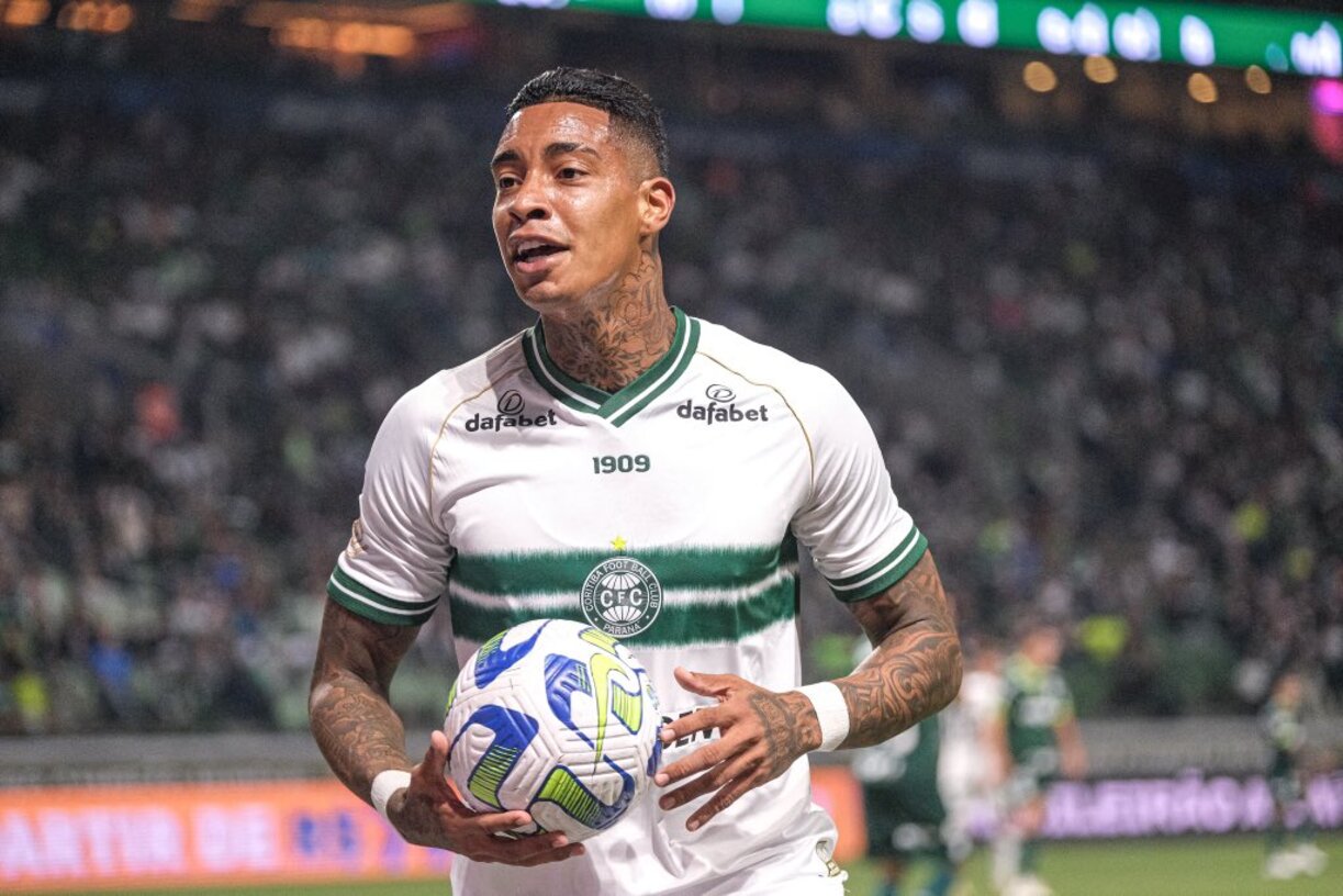 Alef Manga comemora gol na sua volta ao Coritiba contra o Palmeiras (Foto: Divulgação/Coritiba)