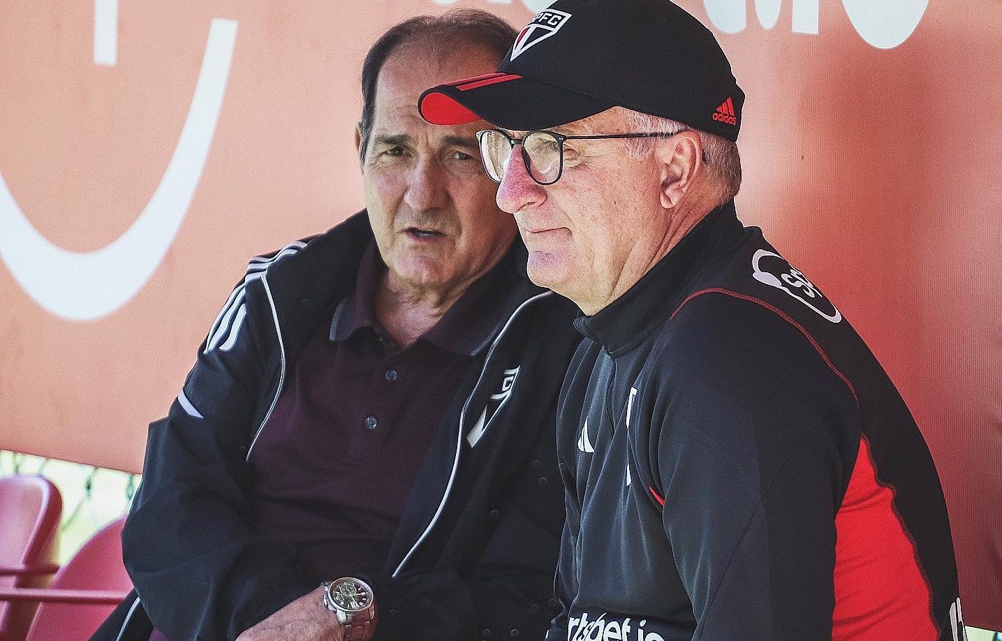 Muricy e Dorival observam o treino do elenco do São Paulo, no CT da Barra Funda