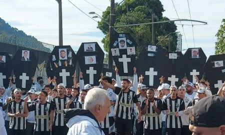 Torcedores protestando fora do CT do Santos