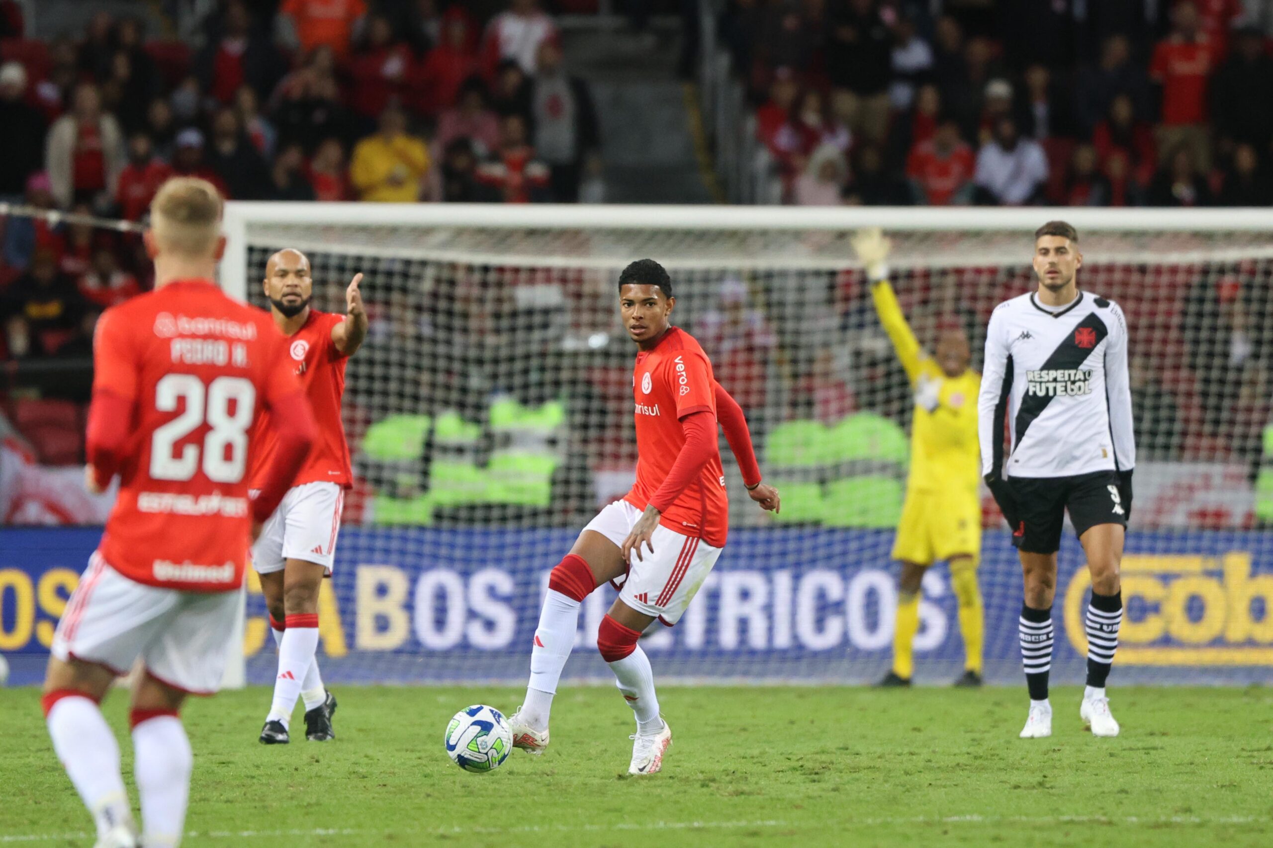 Volante jogou na vitória contra o Vasco - (Foto: Ricardo Duarte / Internacional)