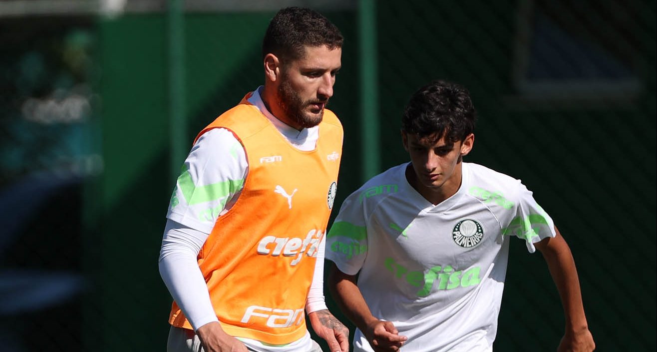 Os jogadores Zé Rafael e Romildo, do Palmeiras, durante treinamento, na Academia de Futebol. (Foto: Cesar Greco/Palmeiras)