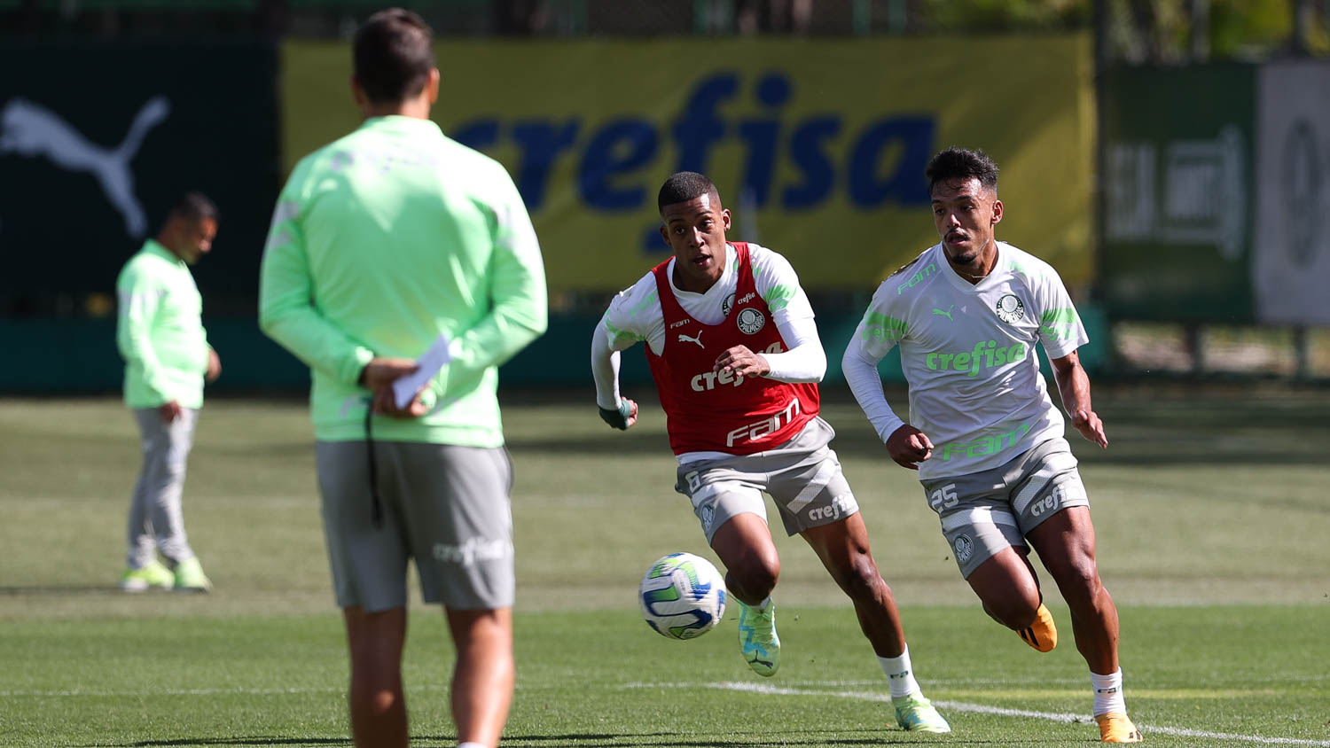 Os jogadores Vanderlan e Gabriel Menino (à direita) durante treinamento na Academia de Futebol (Foto: Cesar Greco/Palmeiras).