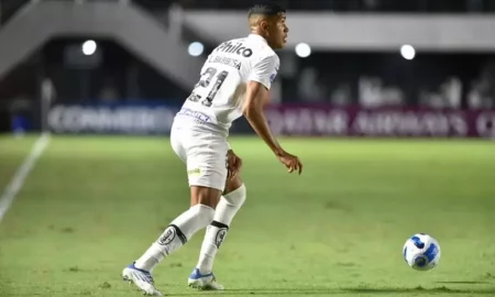 Lucas Barbosa não faz mais parte dos planos da comissão técnica (Divulgação/ Santos FC)