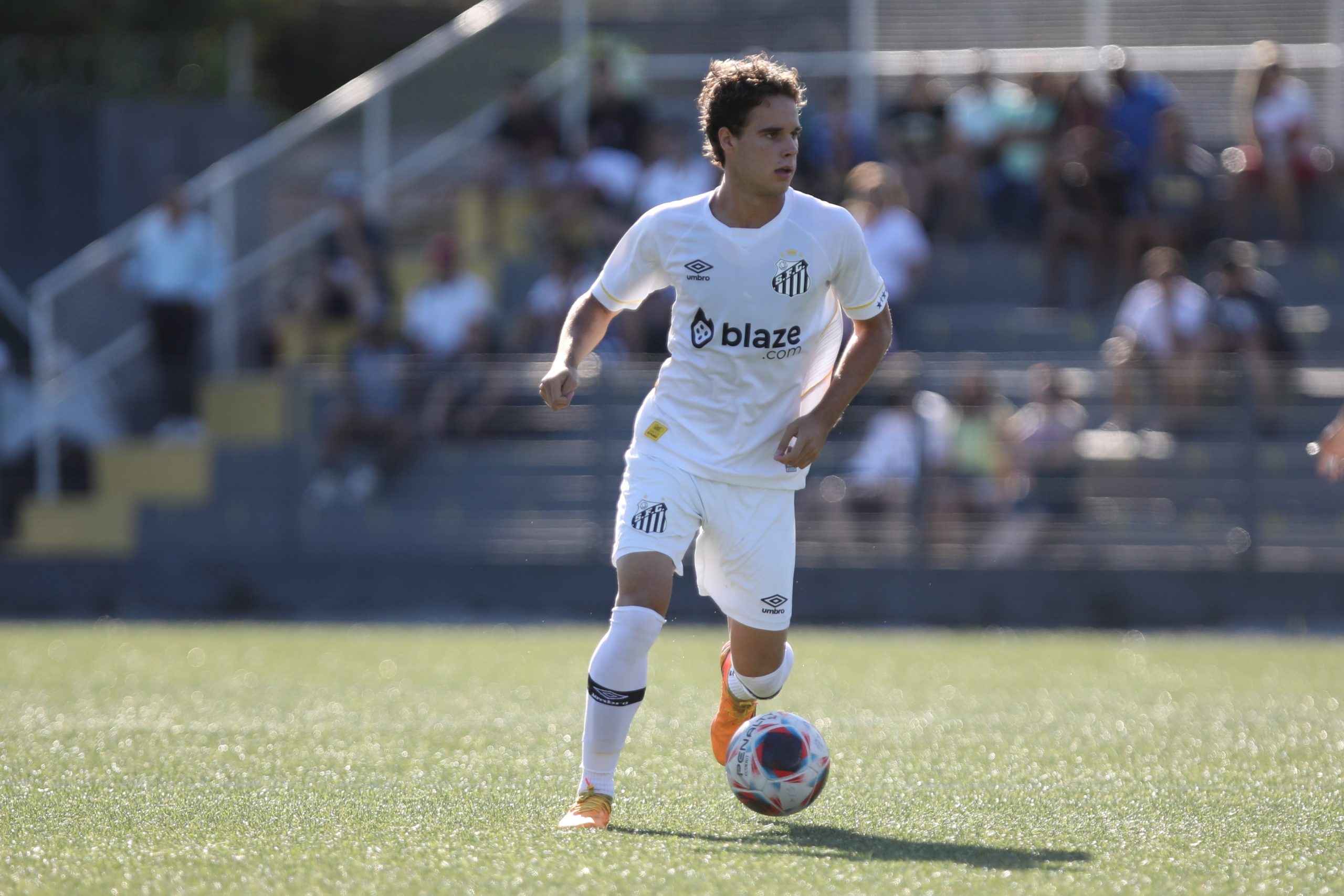 Bernardo em ação com a camisa do Santos (Divulgação/ Santos FC)