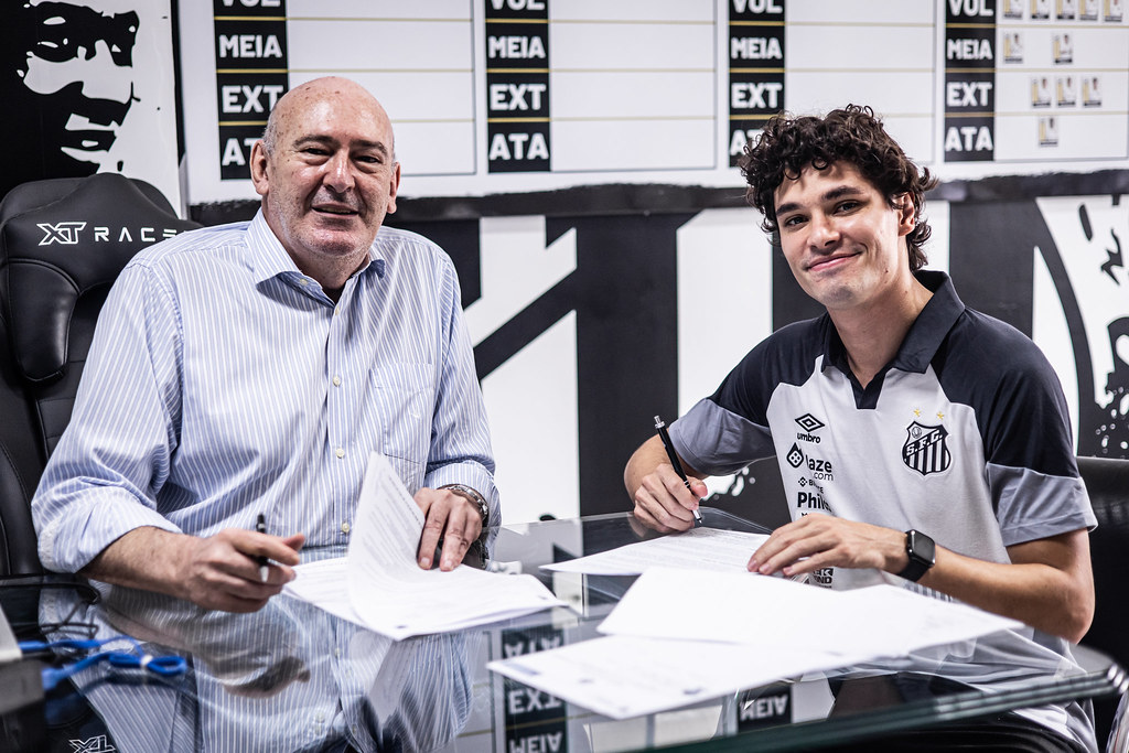 O novo reforço já assinou o seu contrato (Foto: Raul Baretta/ Santos FC)
