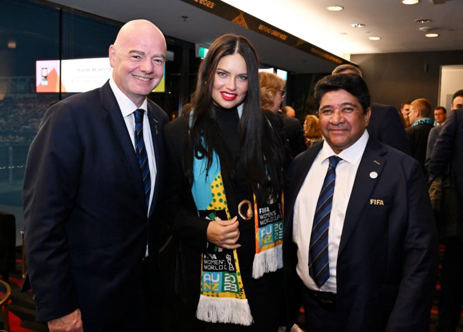 Presidente da CBF, Ednaldo Rodrigues, se encontra com presidente da Fifa, Gianni Infantino, e modelo Adriana Lima (Foto: Staff Imagem/Divulgação)