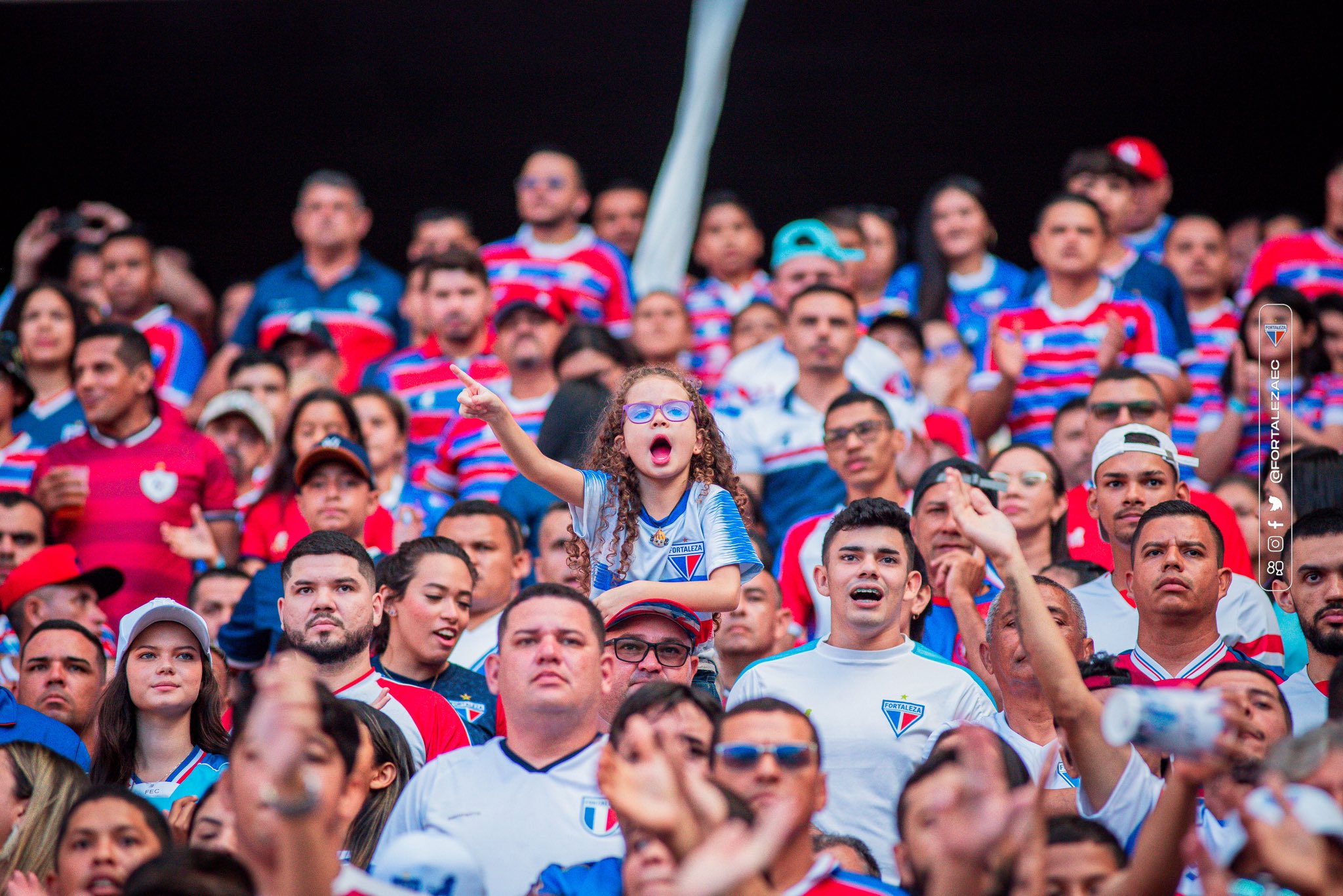 Torcida do Fortaleza canta na Arena Castelão (Foto: João Moura/FEC)