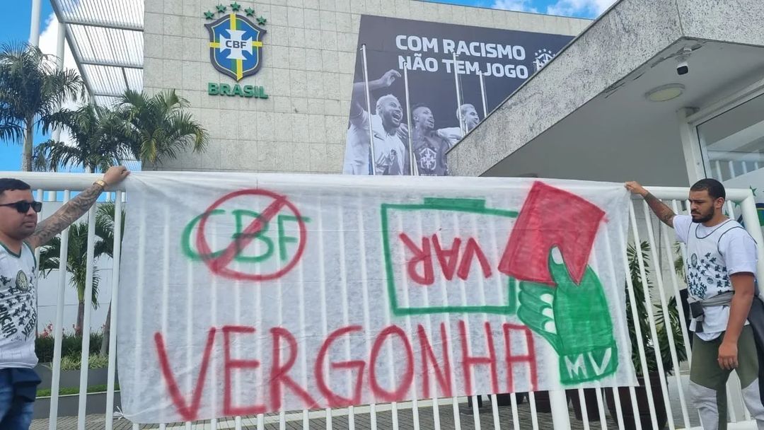Protesto ocorreu na frente da CBF, no Rio de Janeiro (Foto: Reprodução/Instagram Mancha Alviverde)