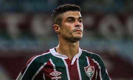 Egídio com a camisa do Fluminense (Foto: Lucas Merçon/Fluminense)
