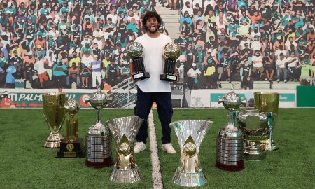 Gustavo Scarpa com seus dois prêmios Bola de Prata, além dos Brasileirões, Libertadores e outros títulos conquistados no Palmeiras