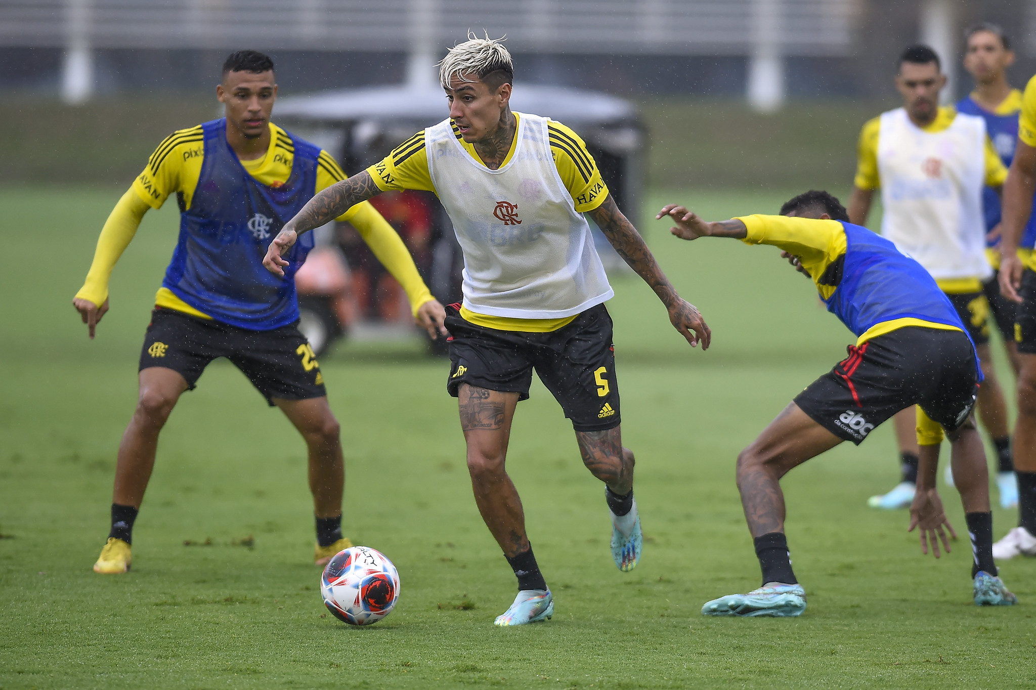Erick Pulgar carrega bola entre dois durante treinamento pelo Flamengo (Foto: Marcelo Cortes/Flamengo