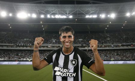 Di Plácido comemora vitória do Botafogo no Nilton Santos (Foto: Vitor Silva/Botafogo)