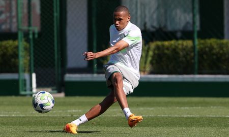 Jhon Jhon durante treino pelo Palmeiras na reapresentação após duelo no Paraná. (Foto: Cesar Greco/Palmeiras).