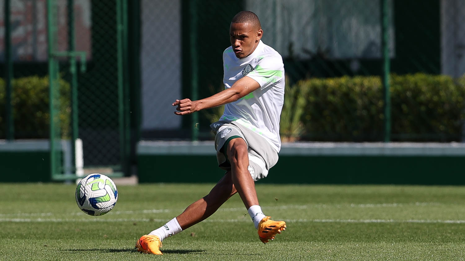 Jhon Jhon durante treino pelo Palmeiras na reapresentação após duelo no Paraná. (Foto: Cesar Greco/Palmeiras).