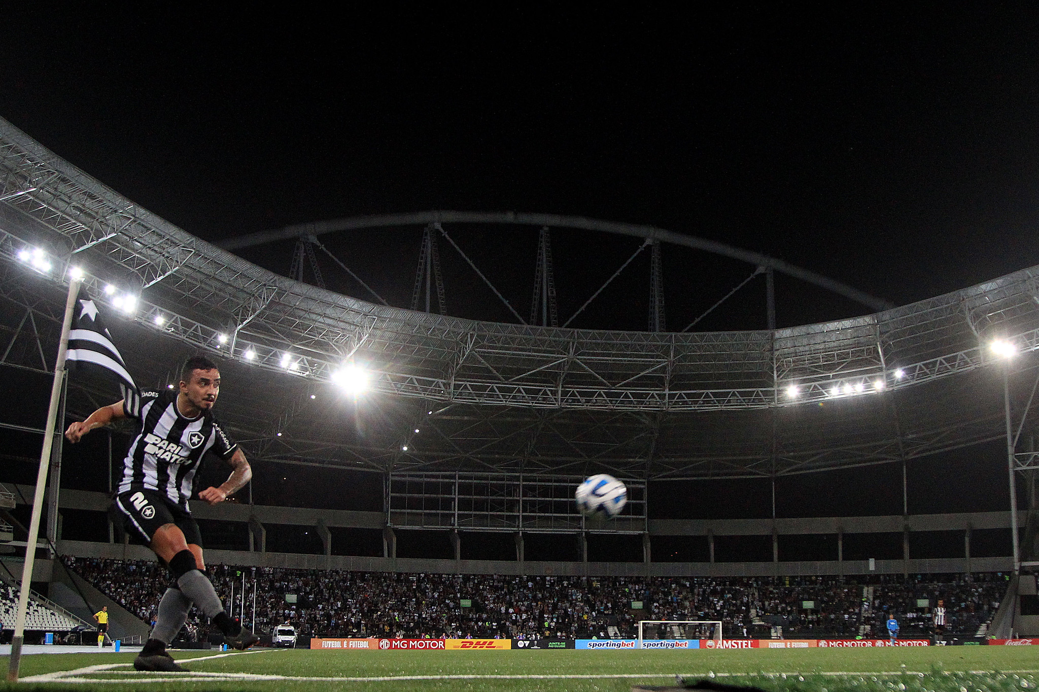 Rafael cobra escanteio contra o Magallanes. (Foto: Víctor Silva/Botafogo)