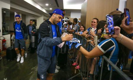 Suárez viaja com o Grêmio, mas deve ser poupado (Foto: Divulgação/Grêmio)