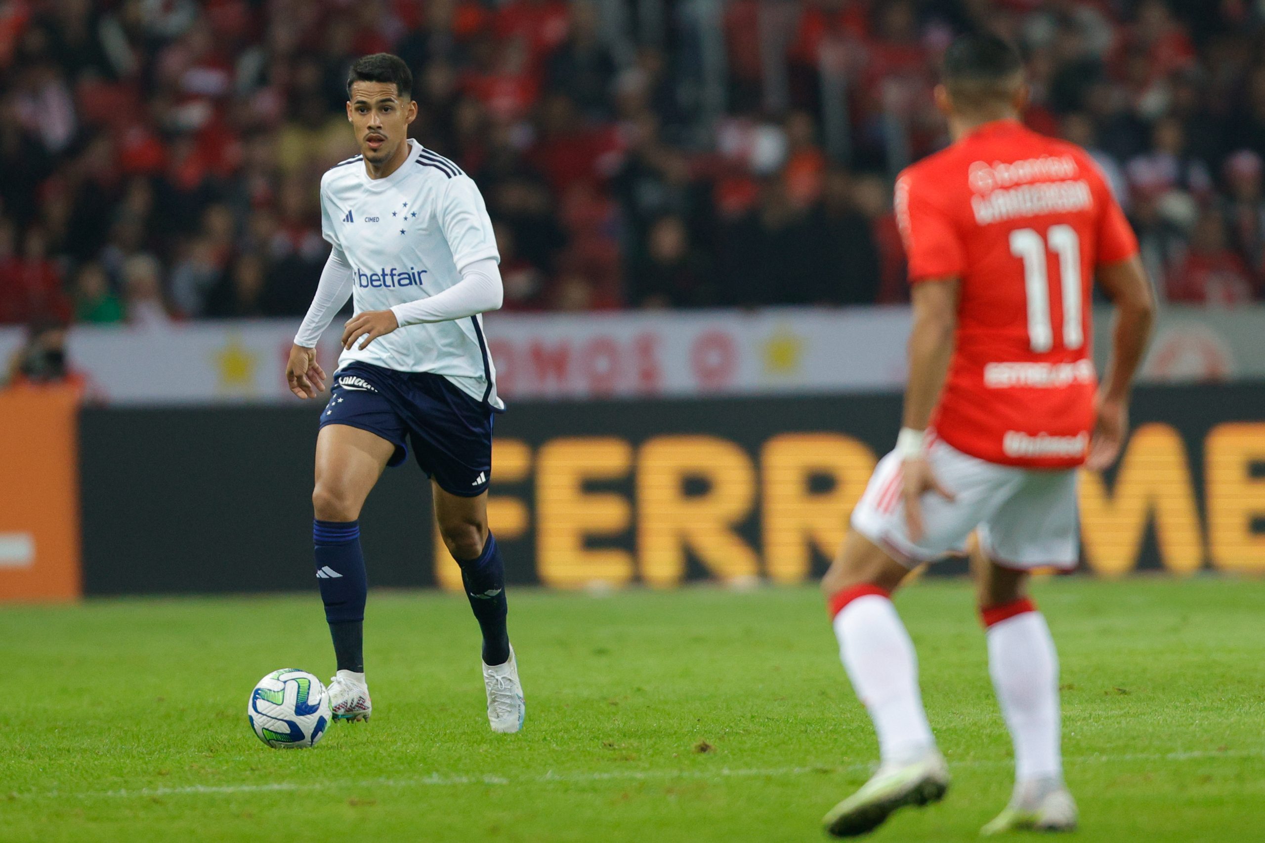 Lucas Oliveira, zagueiro do Cruzeiro, contra o Internacional.