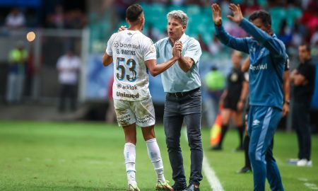 Renato celebra gol de Gustavo Martins (Foto: Divulgação/Grêmio)