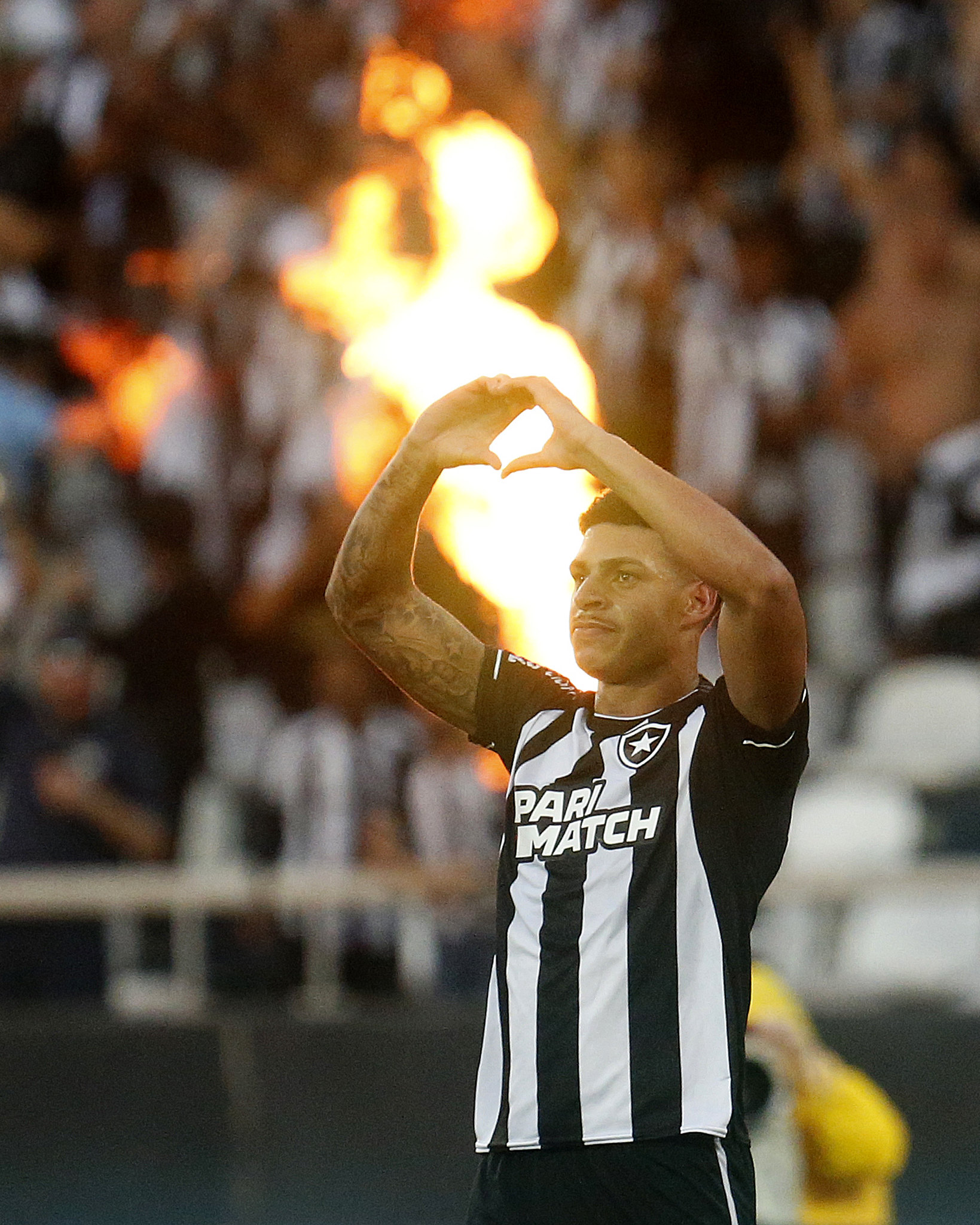 Luís Henrique comemorando gol no clássico contra o Vasco