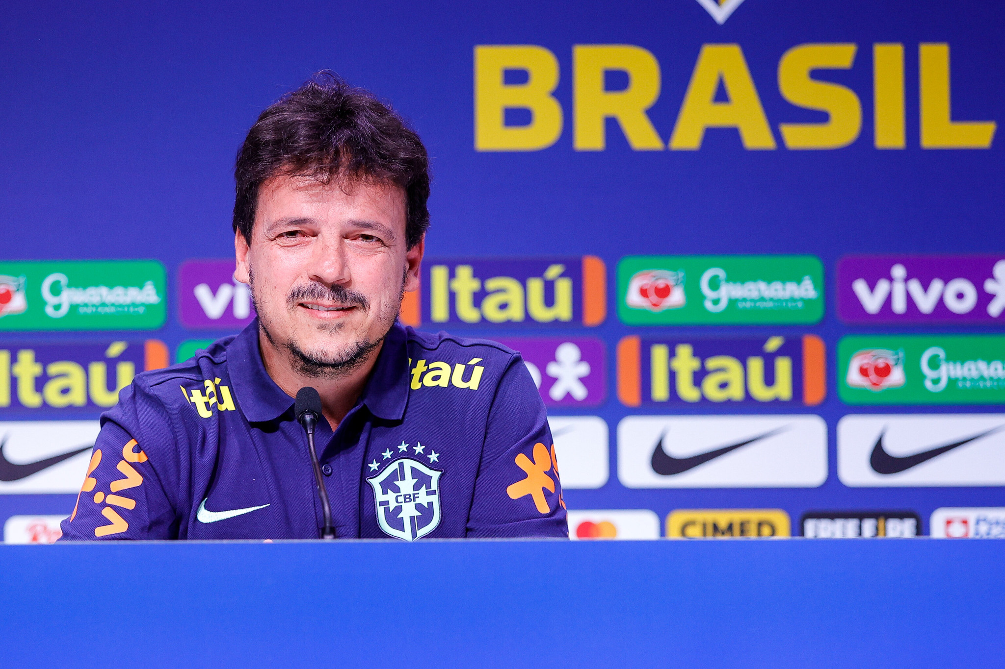 Diniz é apresentado pela Seleção Brasileira (Foto: Rodrigo Ferreira/CBF)