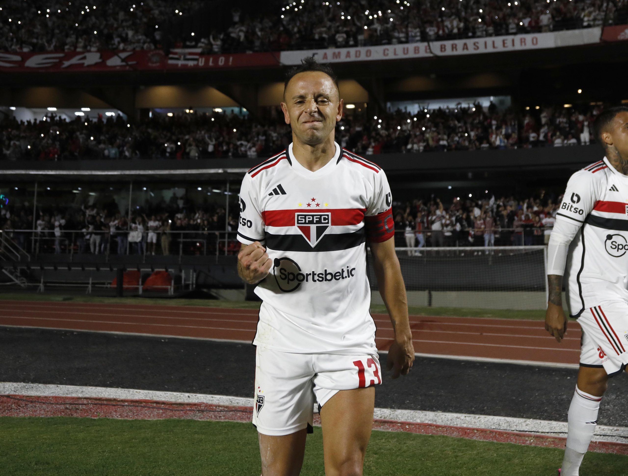 Rafinha comemora seu primeiro gol pelo São Paulo (Foto: Rubens Chiri / saopaulofc.net)