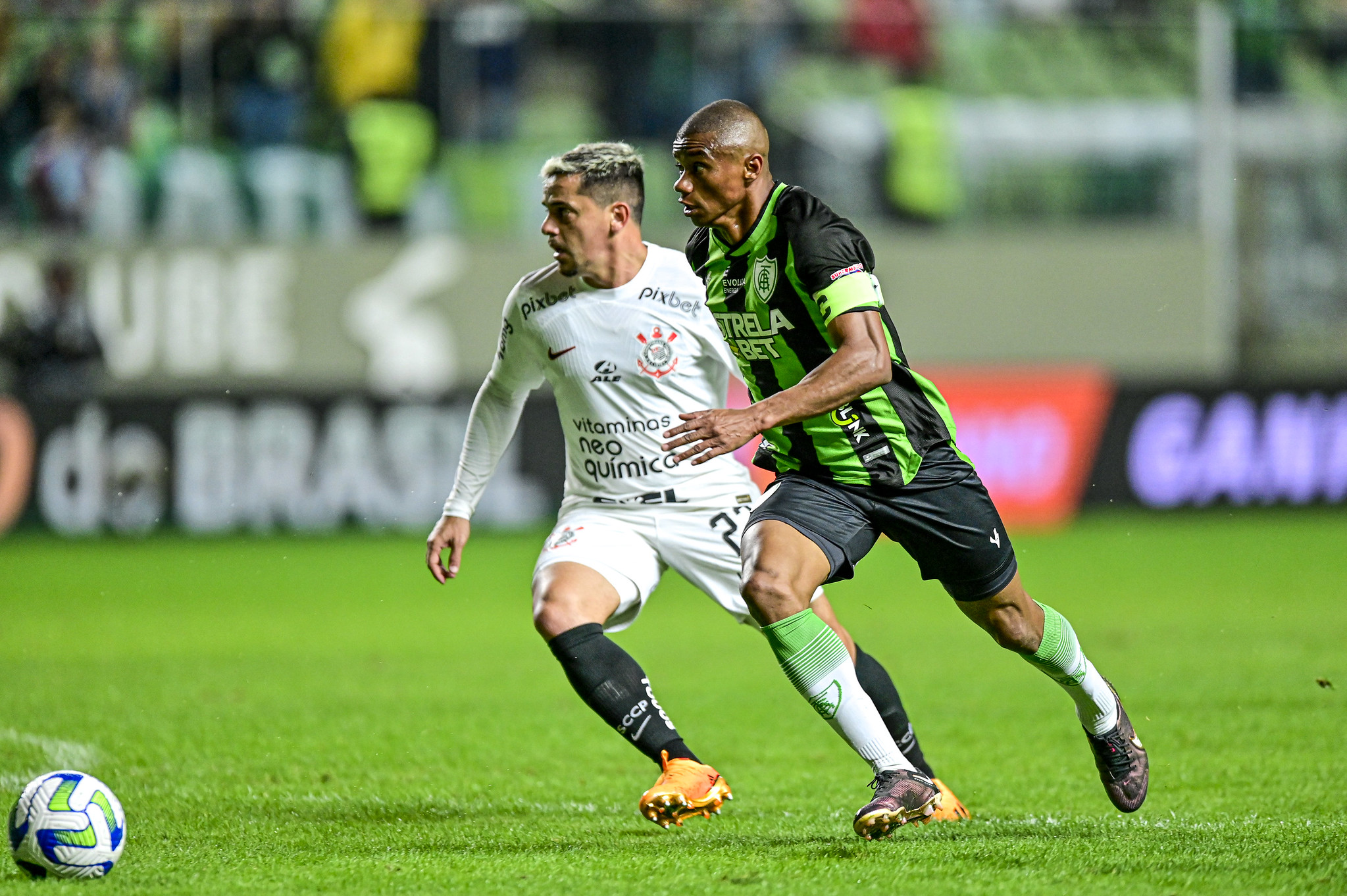 Juninho foi o destaque americano no jogo de ida. (Foto: Mourão Panda / América)