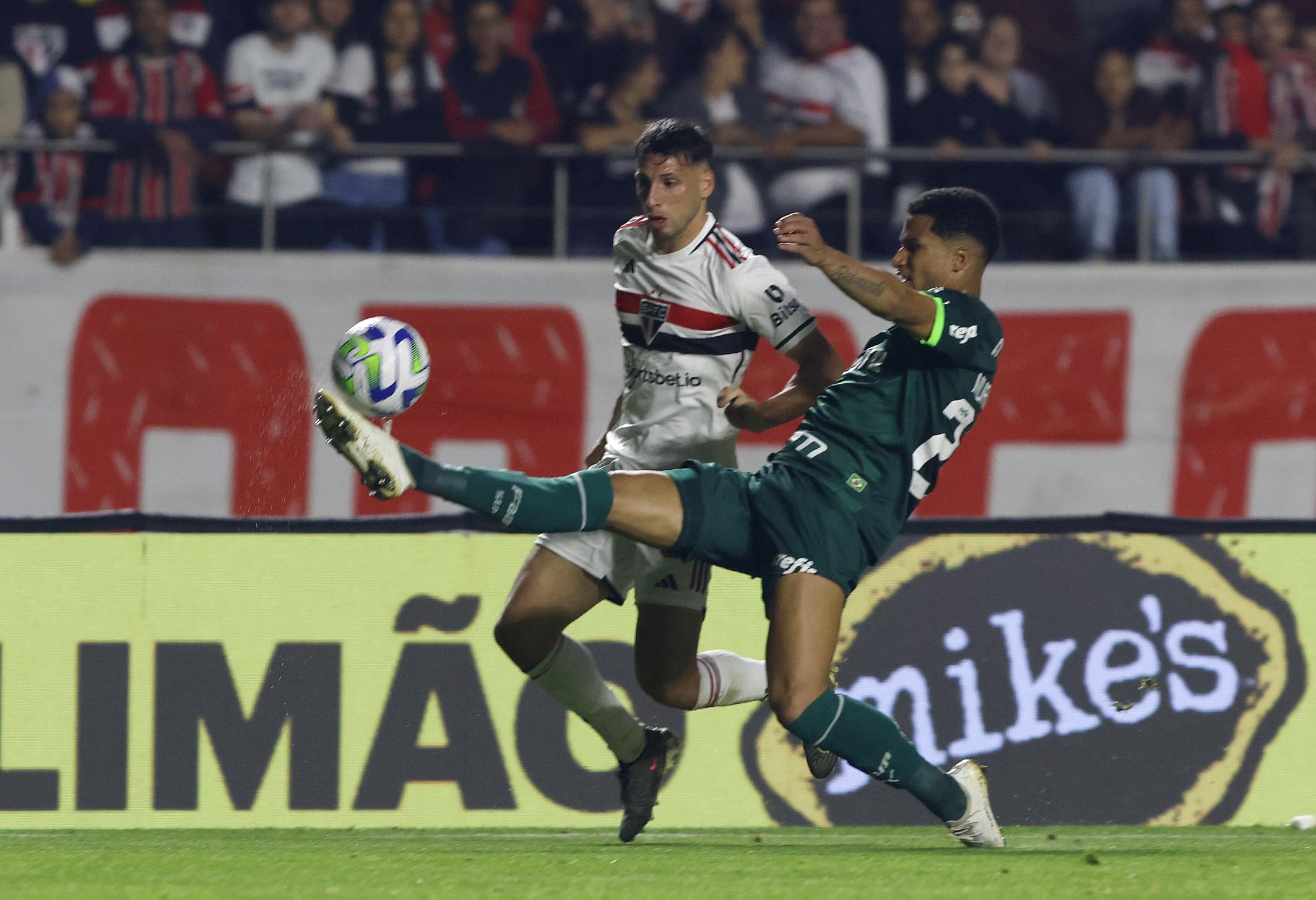 Calleri e Murilo disputando a bola (Foto: Rubens Chiri / saopaulofc.net)