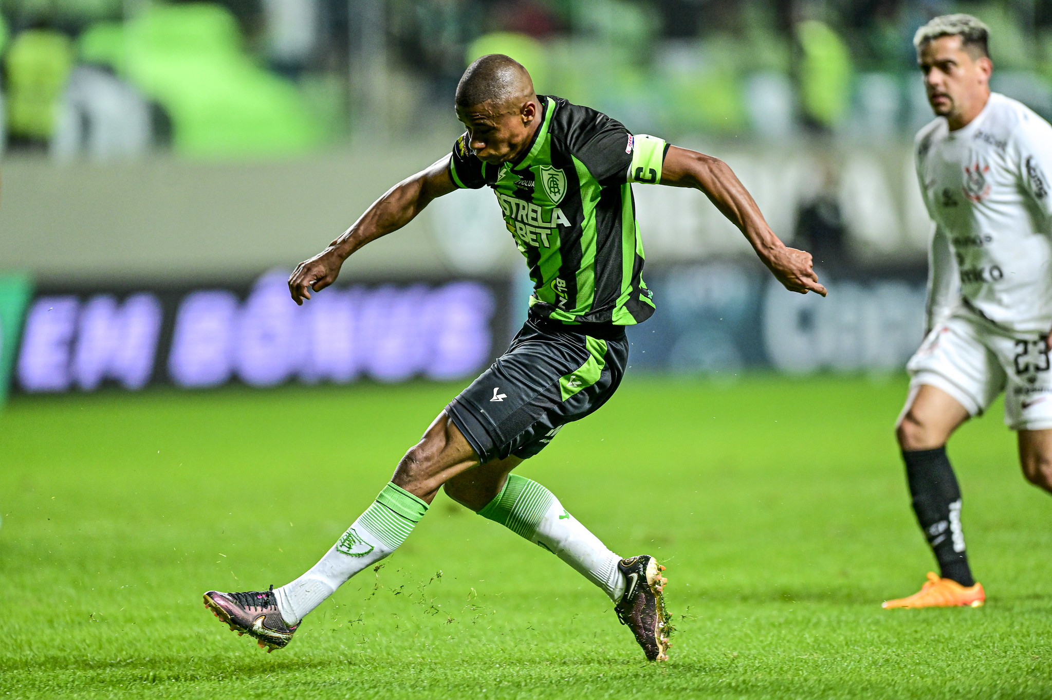 Juninho em uma finalização (Foto: Mourão Panda/América)