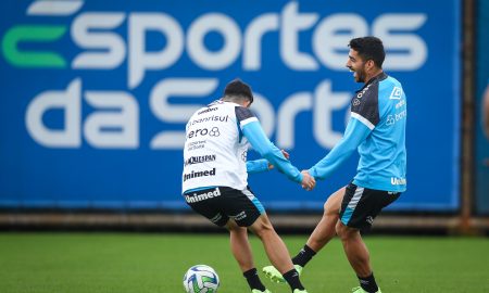 Suárez treina e deve ser titular (Foto: Divulgação/Grêmio)