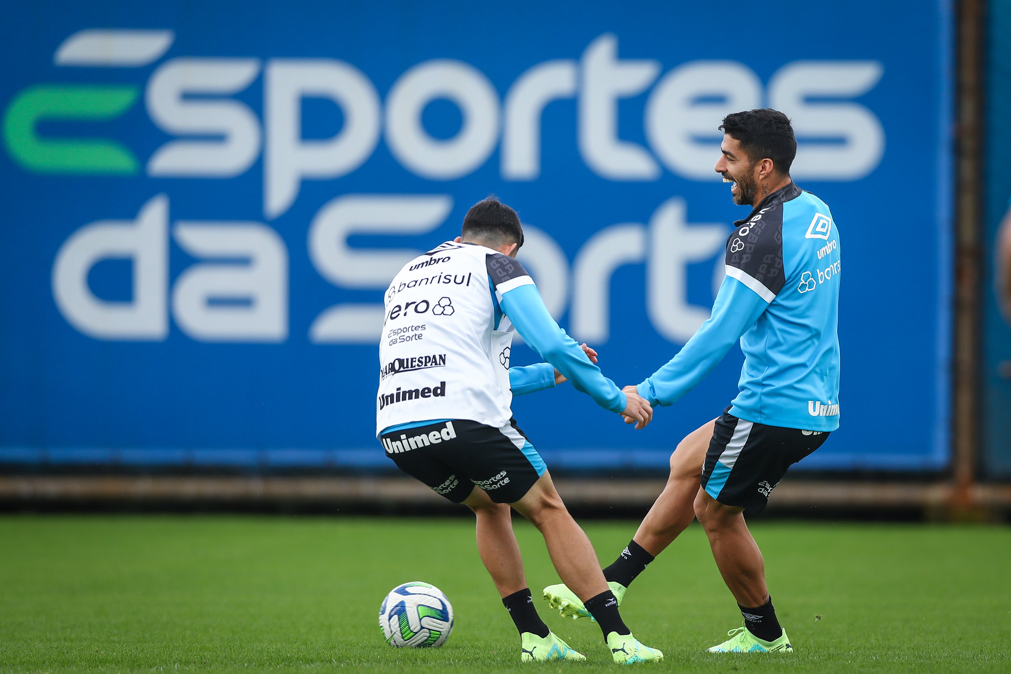 Suárez treina e deve ser titular (Foto: Divulgação/Grêmio)