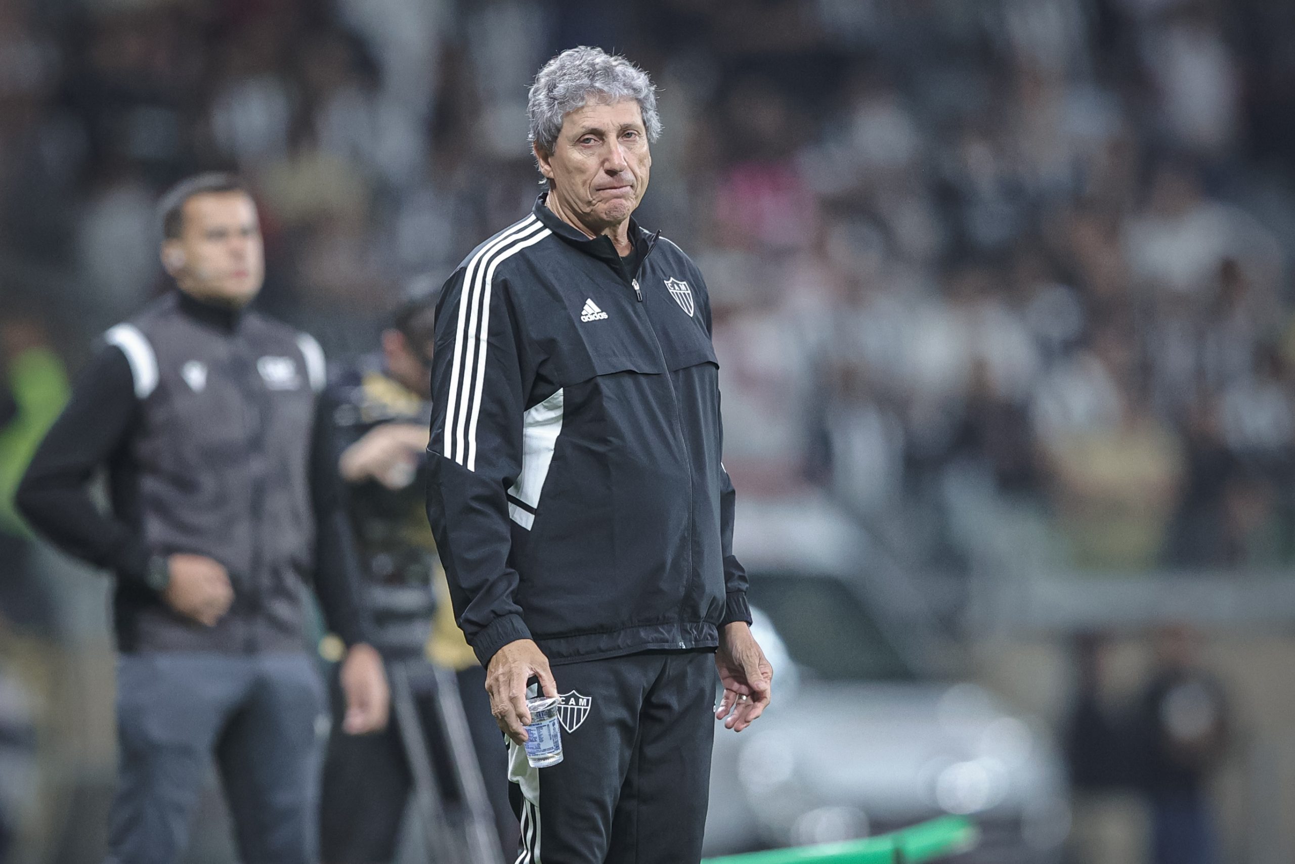 Carlos Pracidelli substituiu Felipão, suspenso no jogo (Foto: Pedro Souza / Atlético)