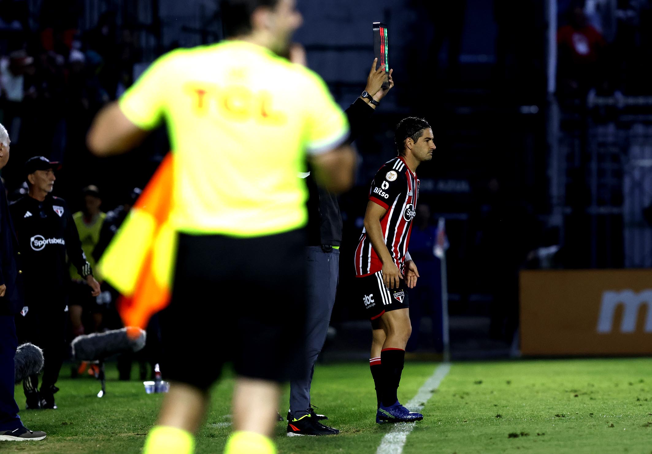 Pato faz sua reestreia com a camisa do São Paulo (Foto: Ruben Chiri)