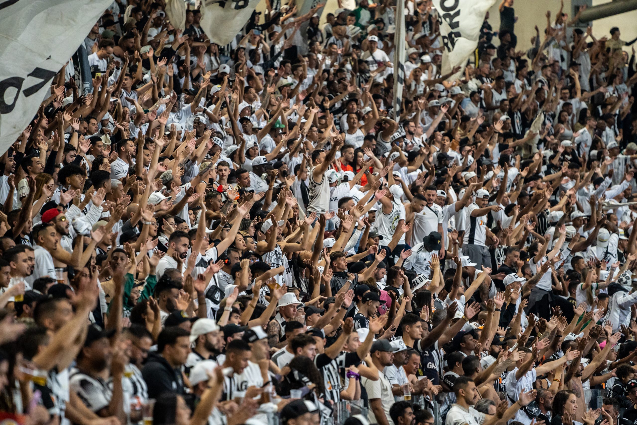 Torcida fez movimentação para abordar pontos na SAF (Foto: Daniela Veiga/Atlético)