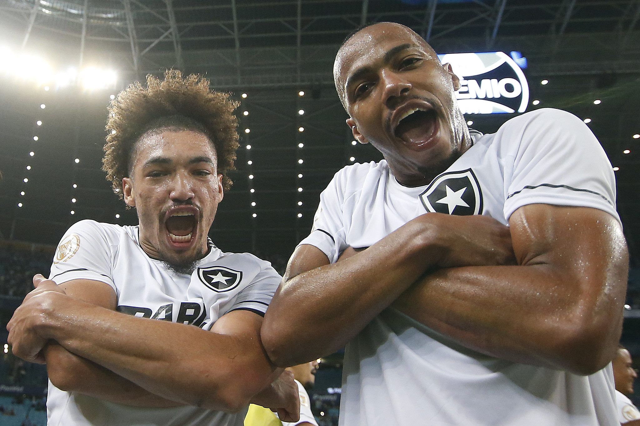 Adryelson e Marlon Freitas comemoram vitória do Botafogo sobre o Grêmio (Foto: Vitor Silva/Botafogo)
