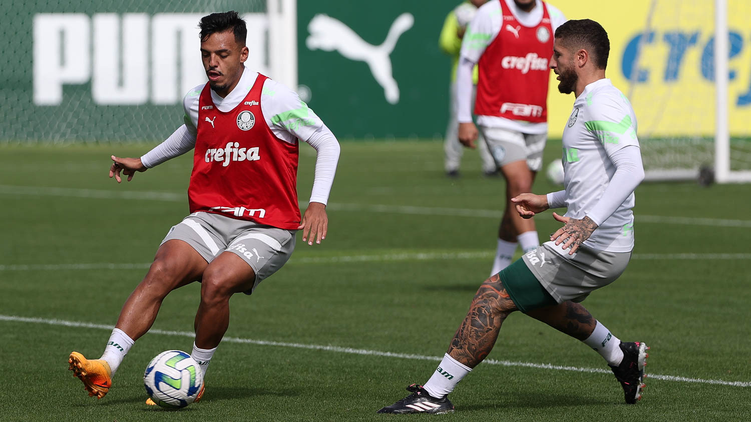 Gabriel Menino e Zé Rafael durante treinamento do Palmeiras na Academia de Futebol. FOTO: Cesar Greco/Palmeiras